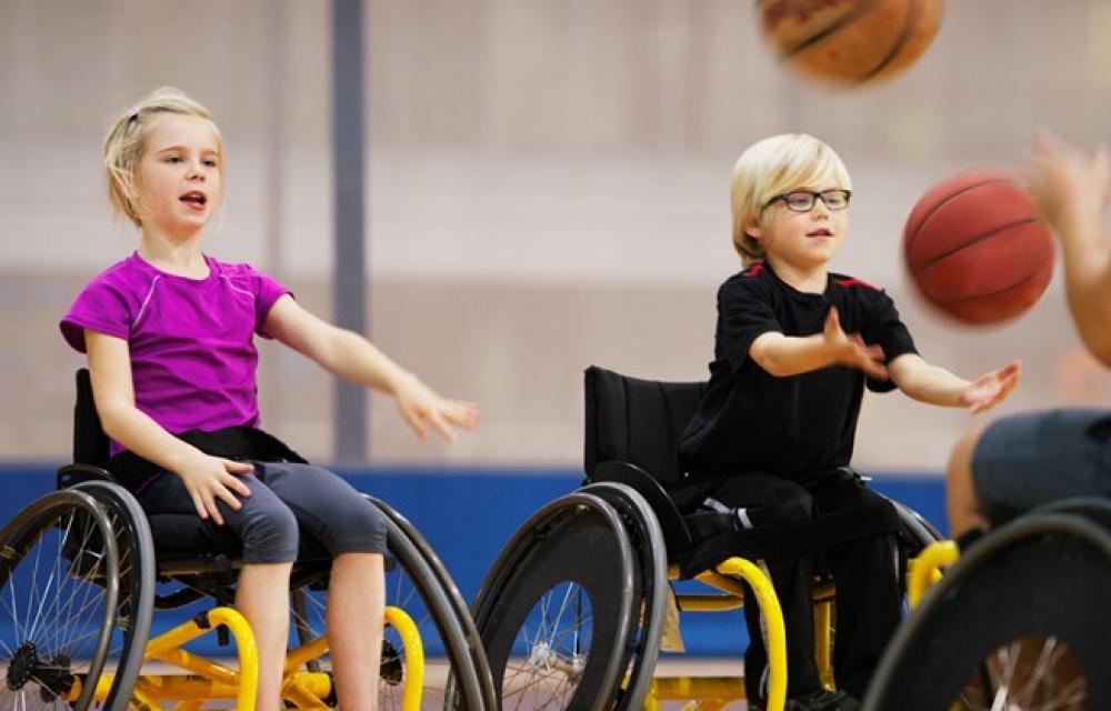 Инвалиды детства 3. Ребенок в инвалидной коляске. Ребенок в детском инвалидном кресле. Коляска для детей инвалидов. Ребенок в инвалидной коляске в школе.